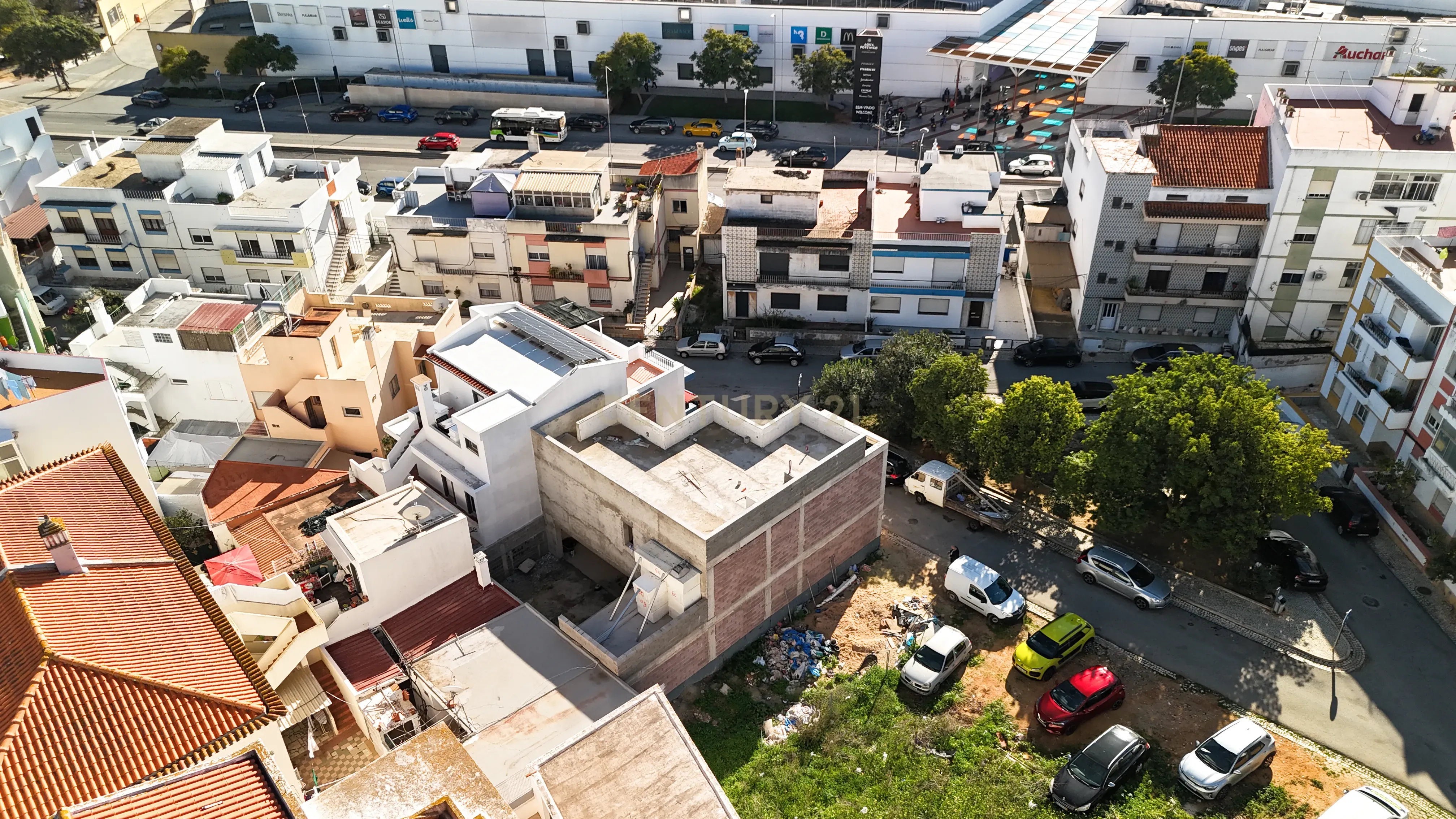 Terreno com Moradia T3+1 em Construção em Portimão - Image 13