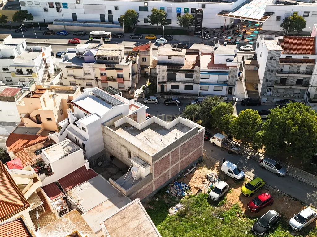 Terreno com Moradia T3+1 em Construção em Portimão - Image 13