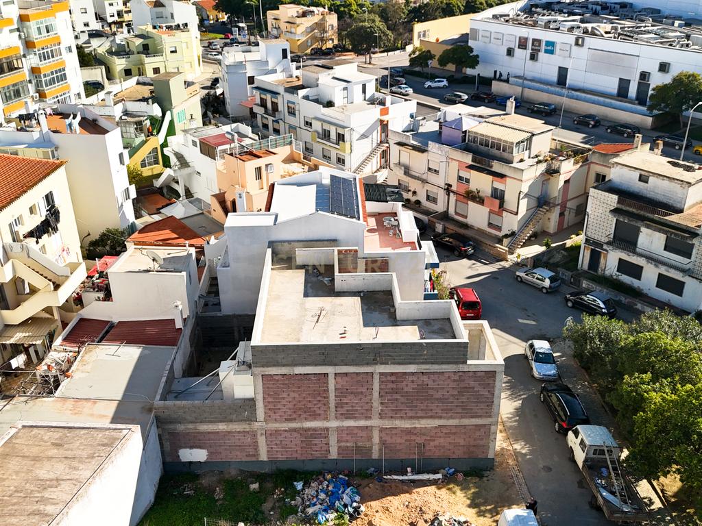 Terreno com Moradia T3+1 em Construção em Portimão - Image 14