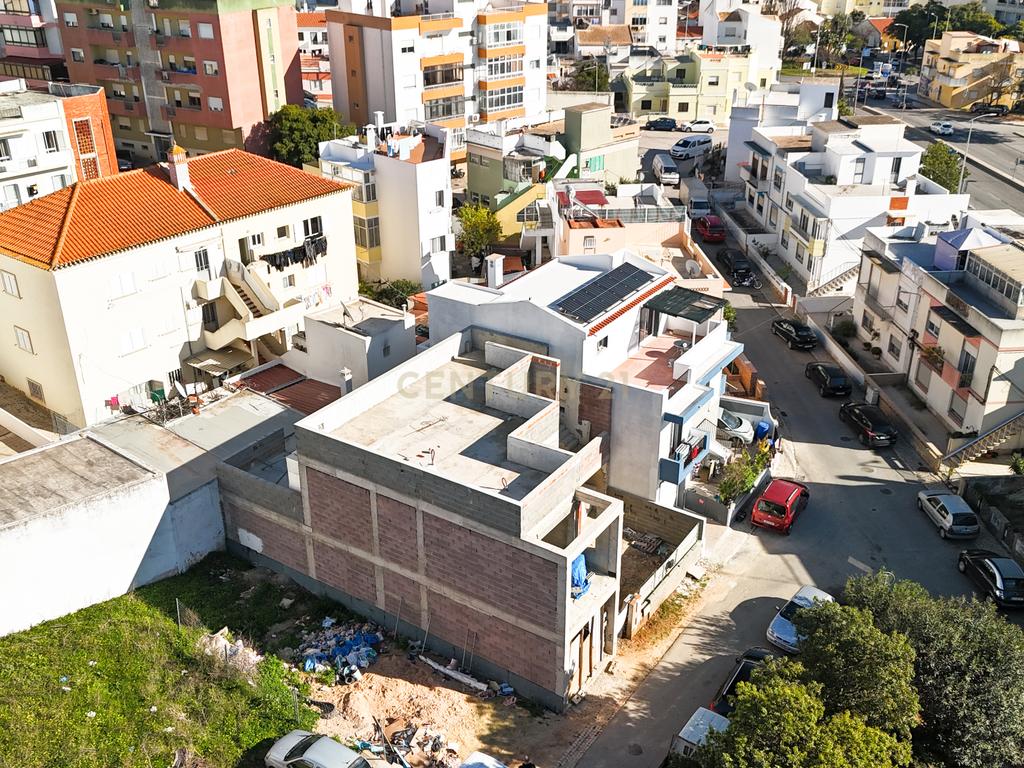 Terreno com Moradia T3+1 em Construção em Portimão - Image 15