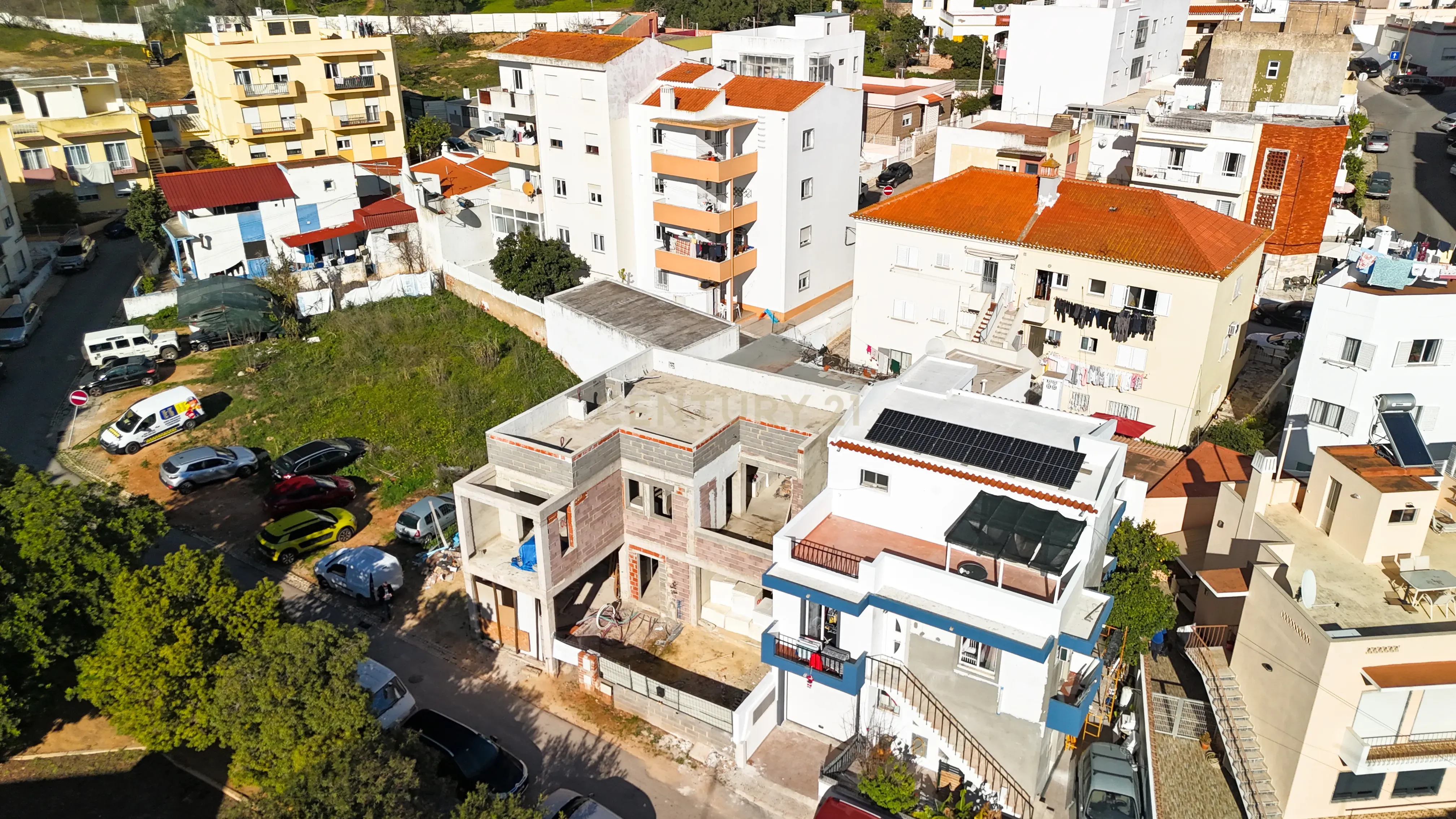 Terreno com Moradia T3+1 em Construção em Portimão - Image 16