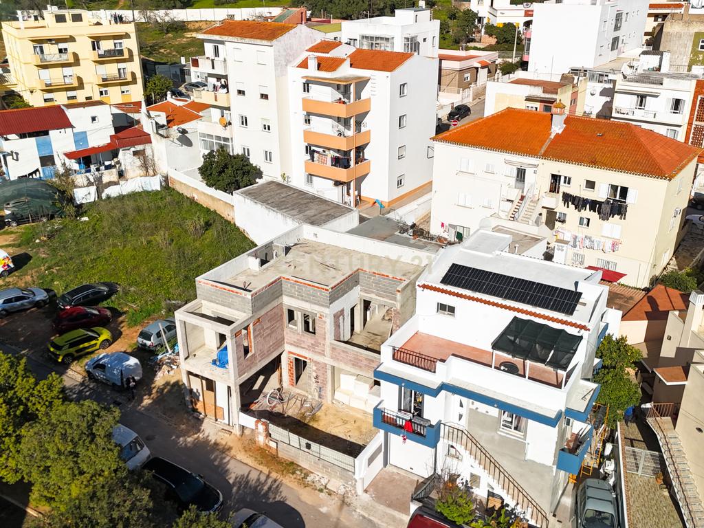 Terreno com Moradia T3+1 em Construção em Portimão - Image 16
