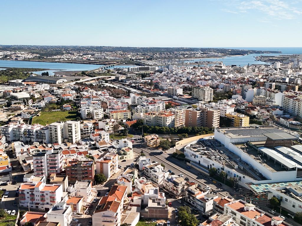 Terreno com Moradia T3+1 em Construção em Portimão - Image 18