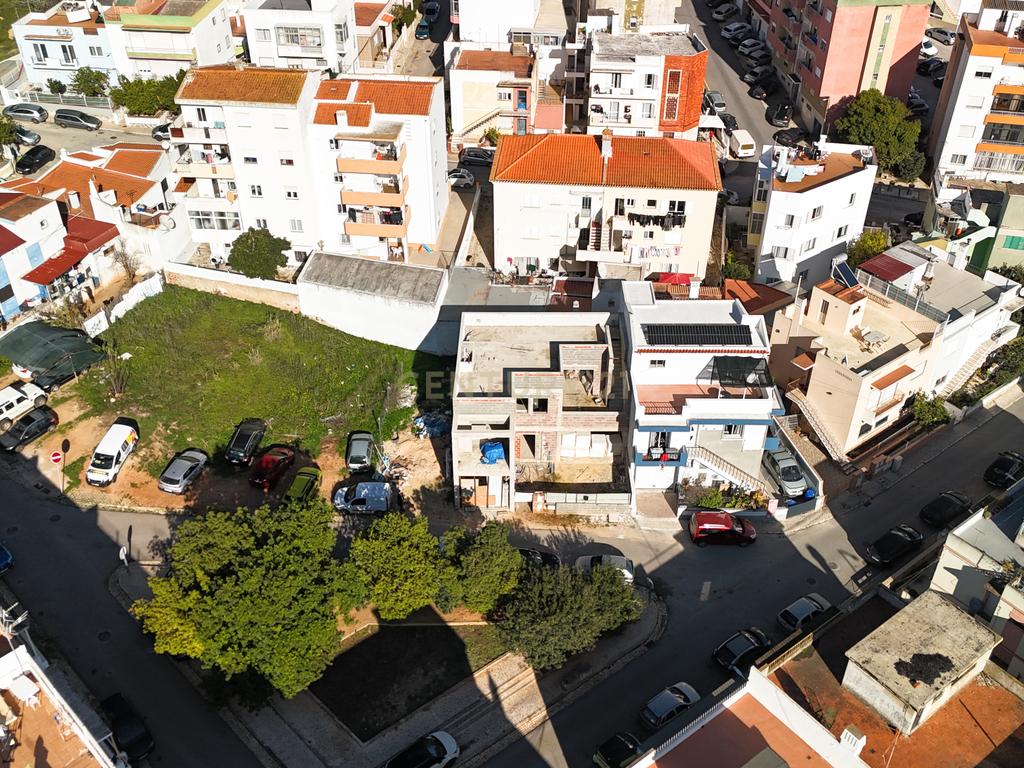 Terreno com Moradia T3+1 em Construção em Portimão - Image 20