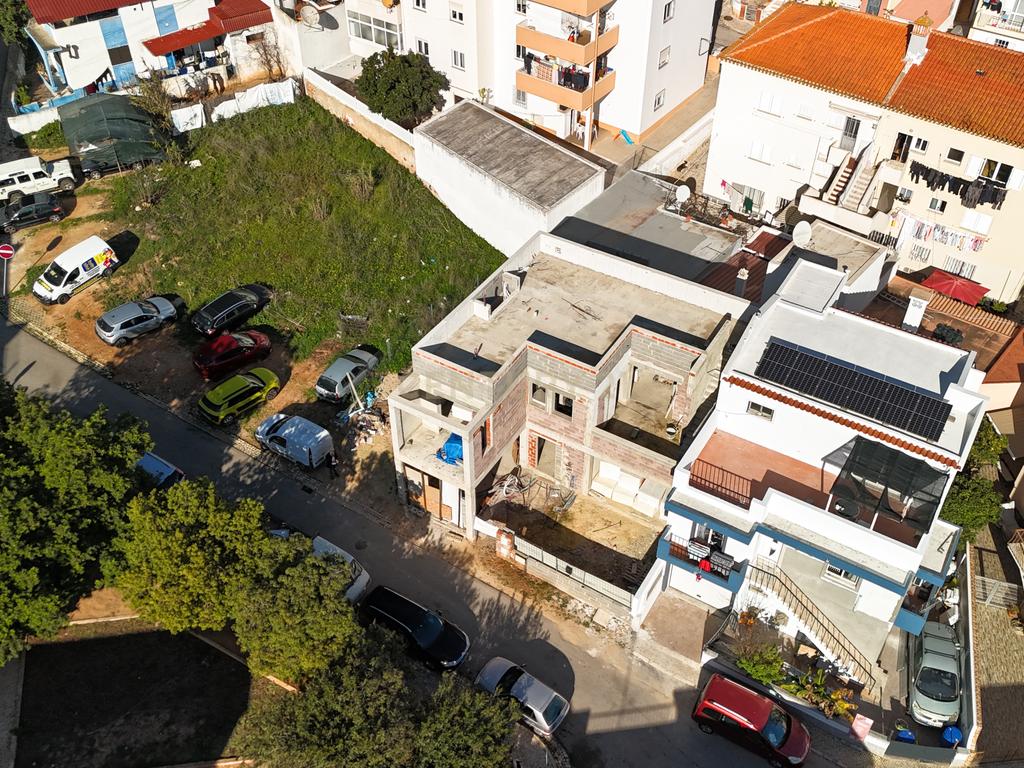 Terreno com Moradia T3+1 em Construção em Portimão - Image 21