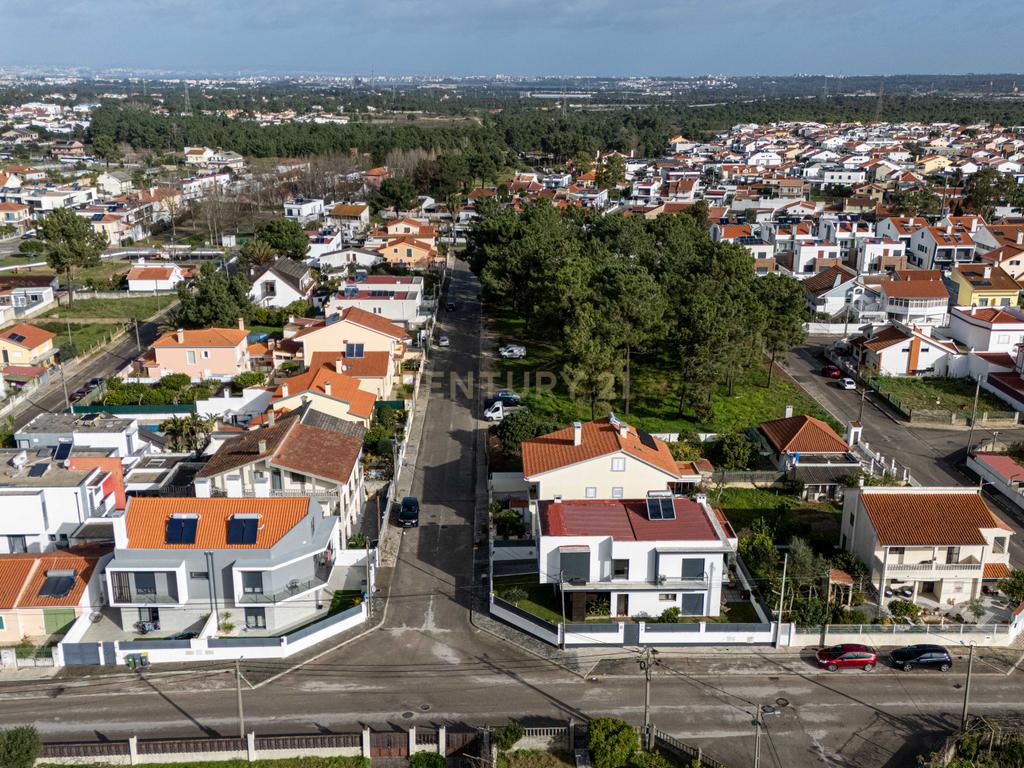 Moradia Isolada T4 Fernão Ferro, Seixal - Image 48
