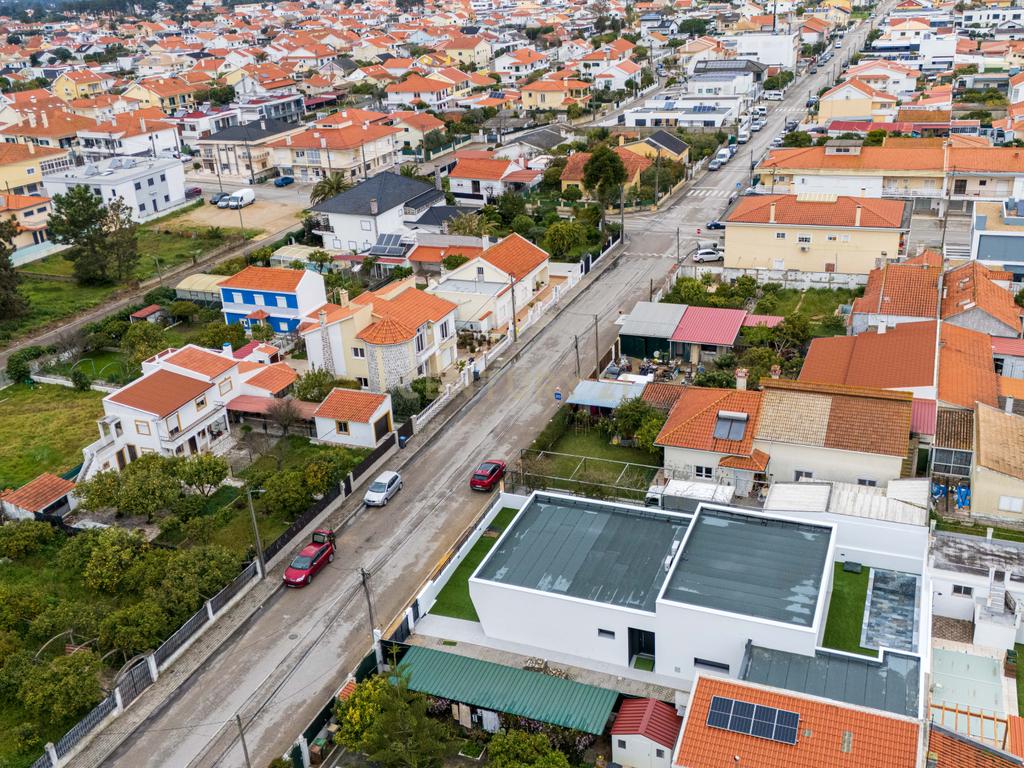 Moradia Premium T4 em Fernão Ferro – Luxo, Conforto e Exclusividade - Image 33