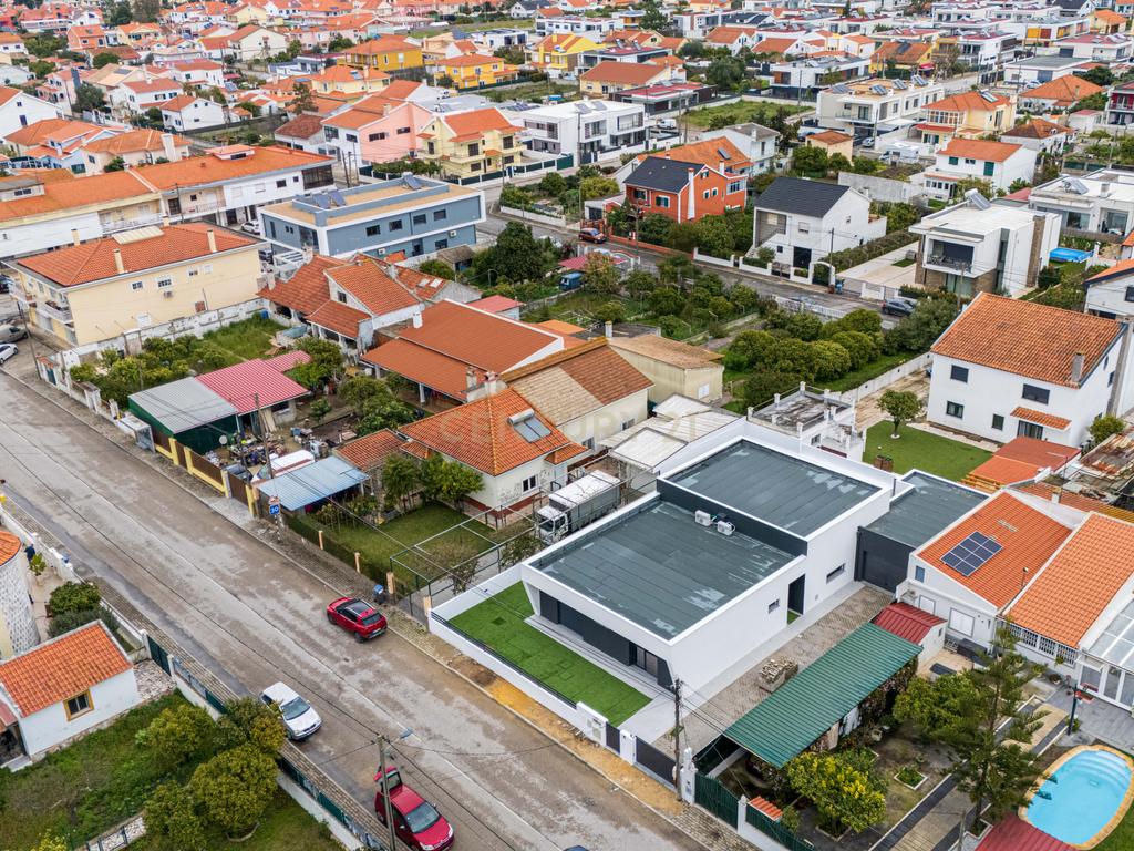 Moradia Premium T4 em Fernão Ferro – Luxo, Conforto e Exclusividade - Image 34