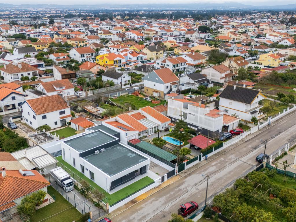 Moradia Premium T4 em Fernão Ferro – Luxo, Conforto e Exclusividade - Image 36
