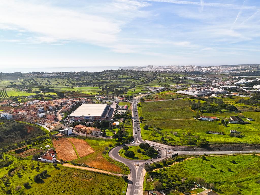 Armazém em Odiáxere - Lagos | Localização Estratégica e Excelente Acessibilidade - Image 1