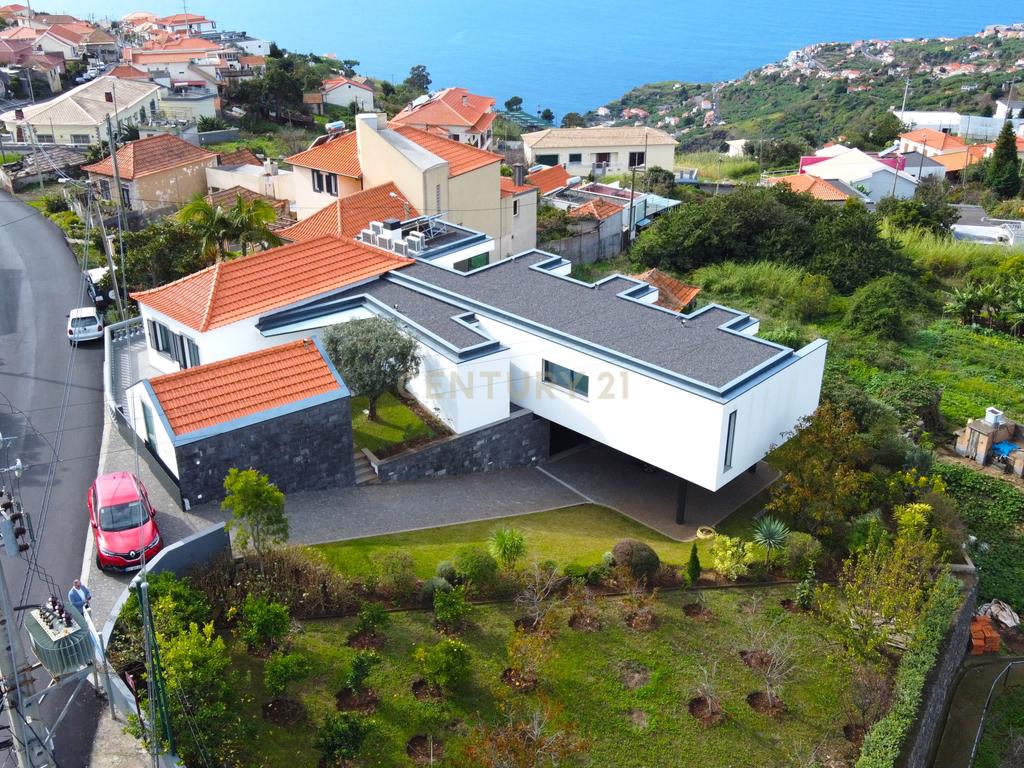 Fantástica Moradia T3 Contemporânea + Anexo T1- Térrea - Arco da Calheta - Image 1