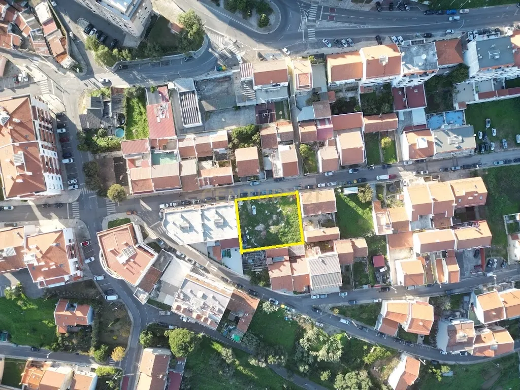 Terreno com licença construção paga - 4 moradias - Image 8