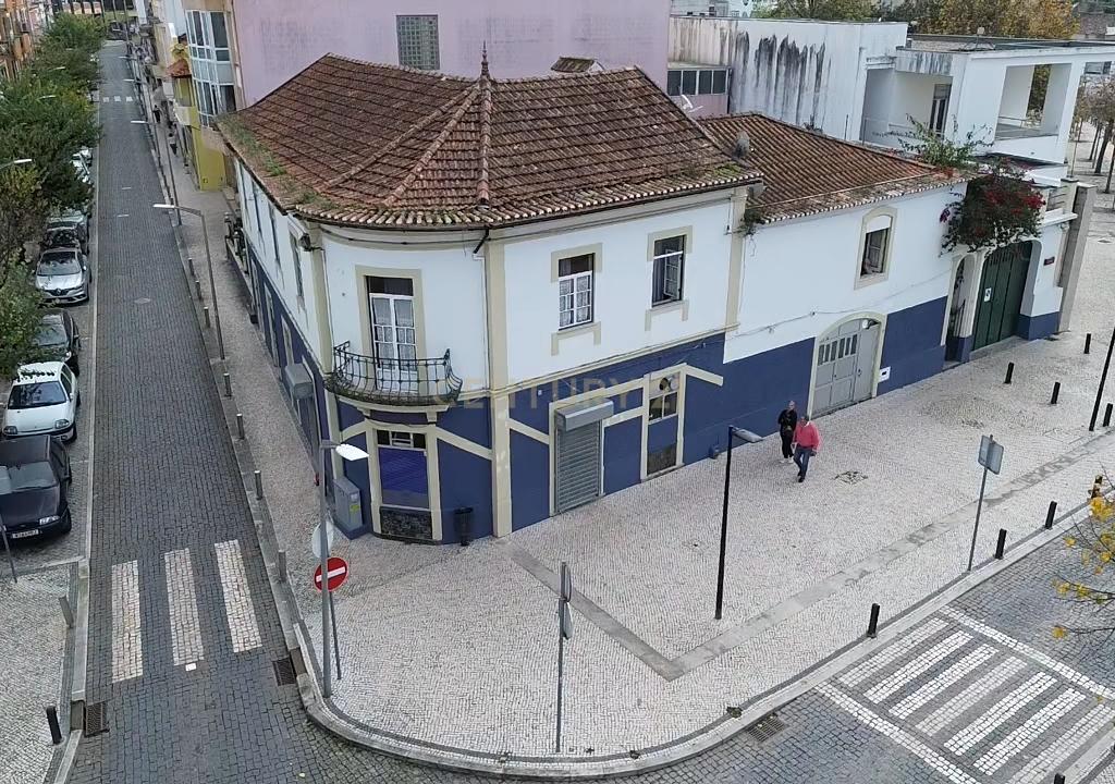 Moradia T6 + Comércio - centro da Vila de Condeixa-a-Nova (Coimbra) - Image 5