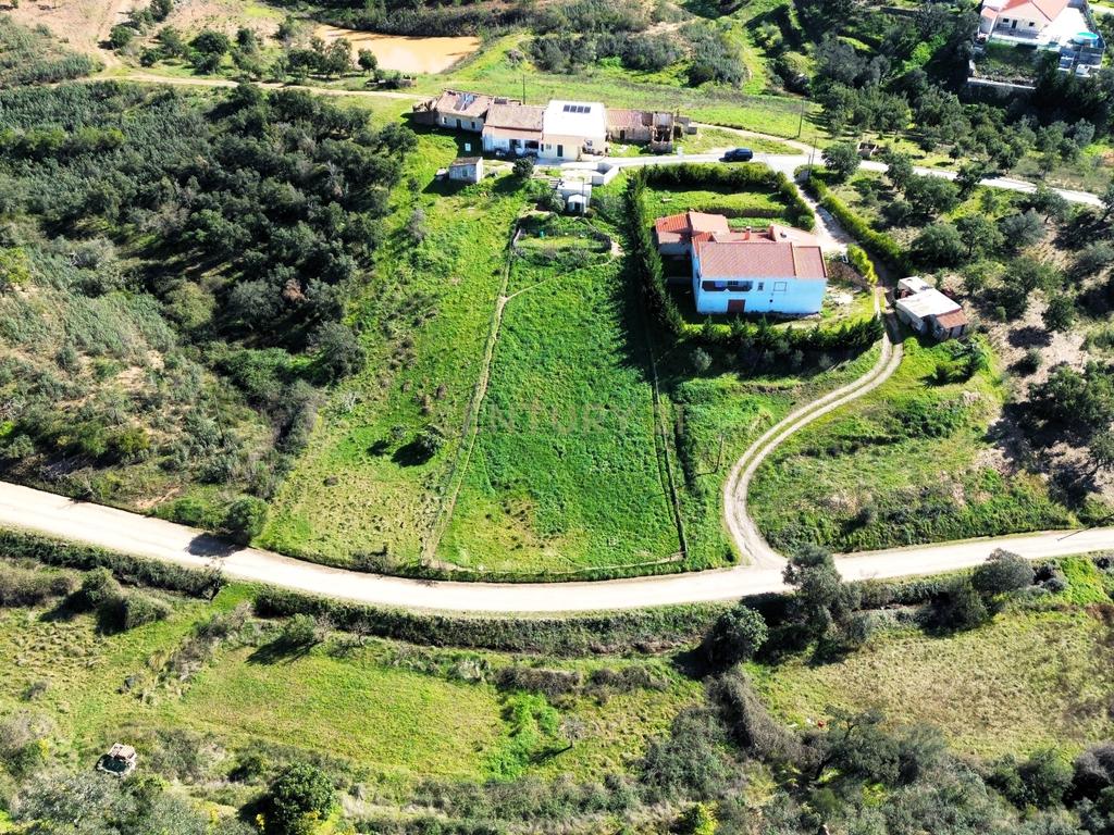 Moradia T3 | Renovada | Geminada| Vale Figueira – S.B.Messines | Terreno - Image 2