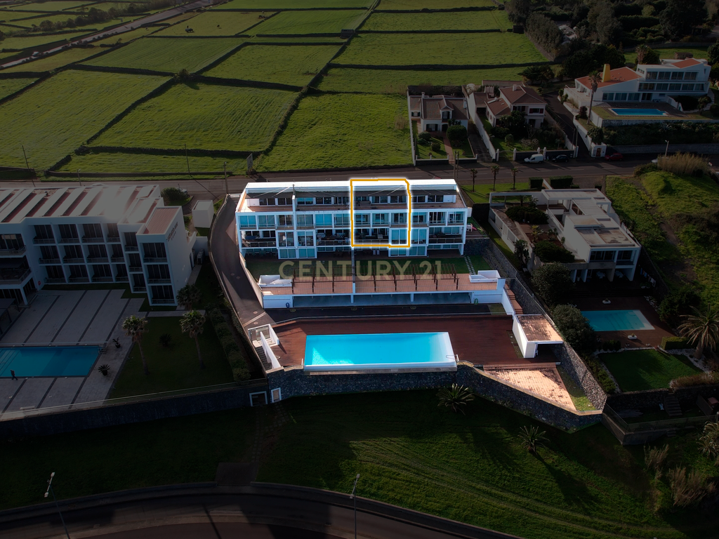 Apartamento T4 triplex com vista mar na Praia da Vitória - Image 3