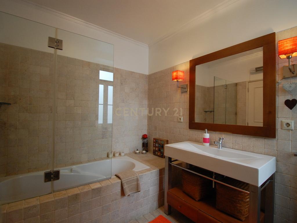 Apartamento T3 à venda na Rua Morais Soares, com lugar de parqueamento. - Image 12