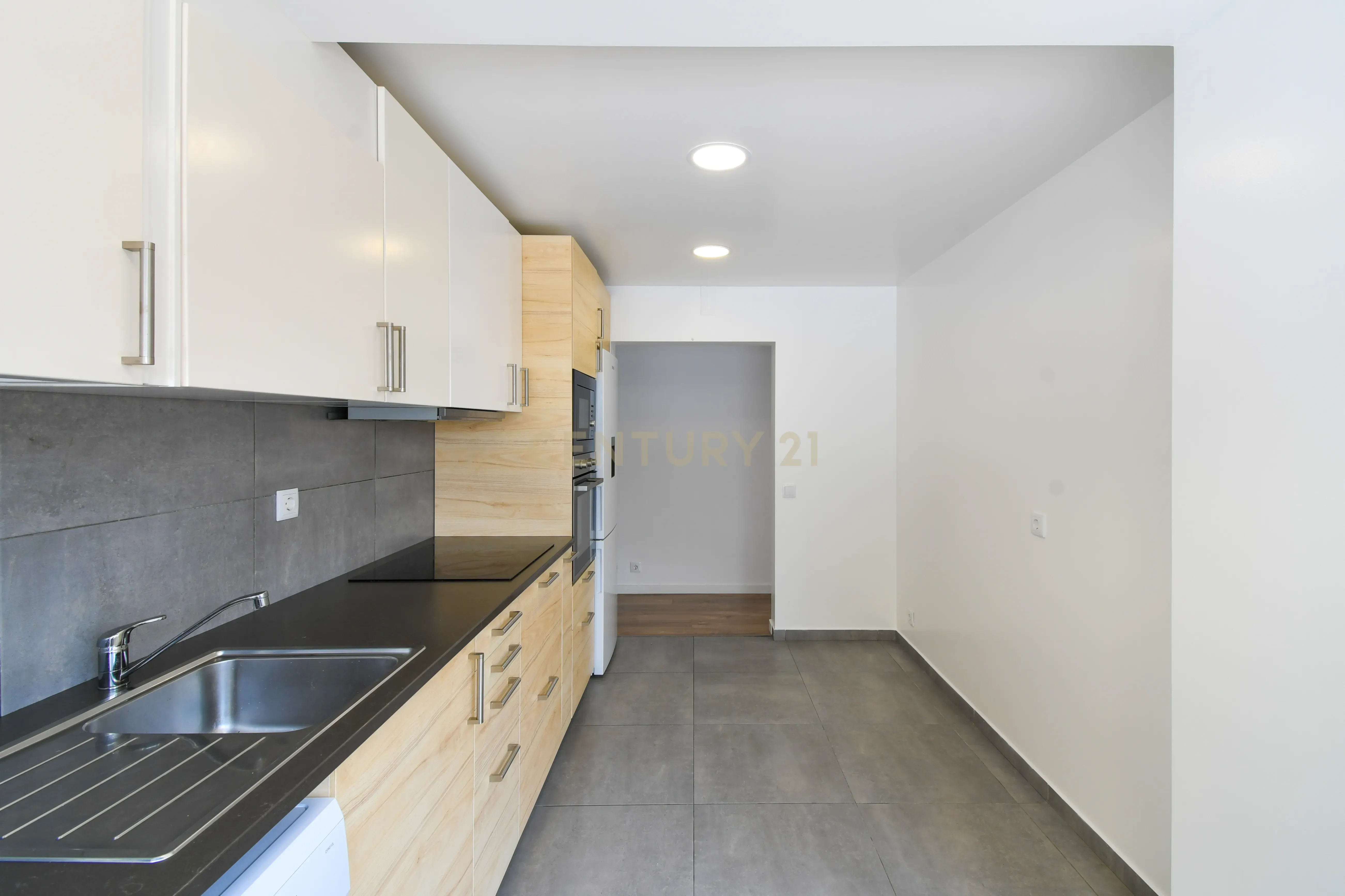 T3 com Terraço Privativo em Andar de Moradia | Bicesse (10min de Cascais) - Image 10