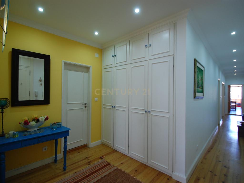 Apartamento T3 à venda na Rua Morais Soares, com lugar de parqueamento. - Image 9