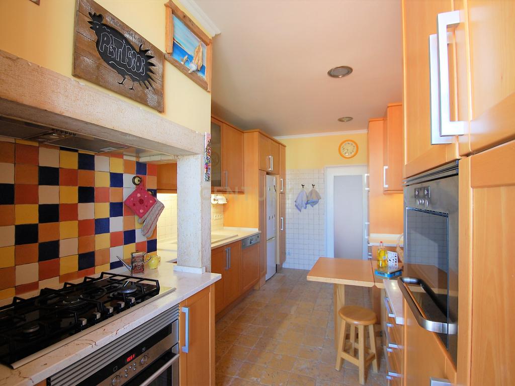 Apartamento T3 à venda na Rua Morais Soares, com lugar de parqueamento. - Image 6