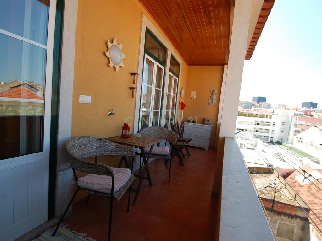 Apartamento T3 à venda na Rua Morais Soares, com lugar de parqueamento. - Image 19