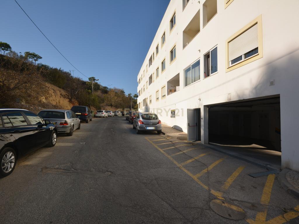 ESPAÇO PARA ARMAZÉM OU GARAGENS COM 821 M2 SITUADO NA BAIXA ALBUFEIRA - Image 1