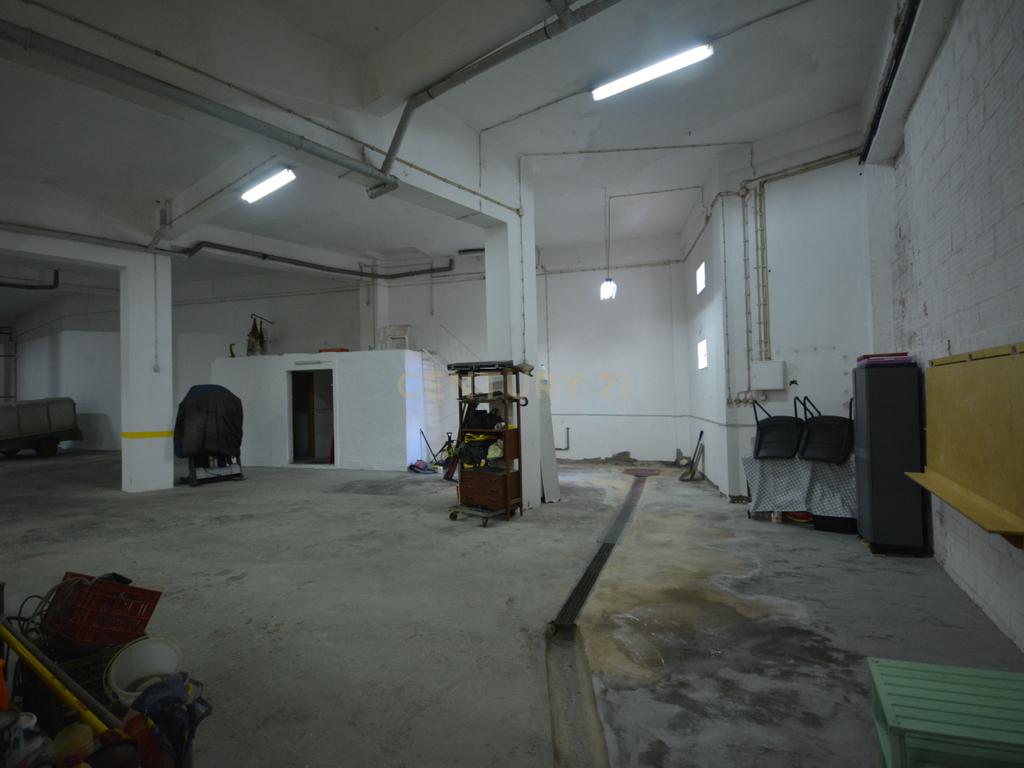 ESPAÇO PARA ARMAZÉM OU GARAGENS COM 821 M2 SITUADO NA BAIXA ALBUFEIRA - Image 7