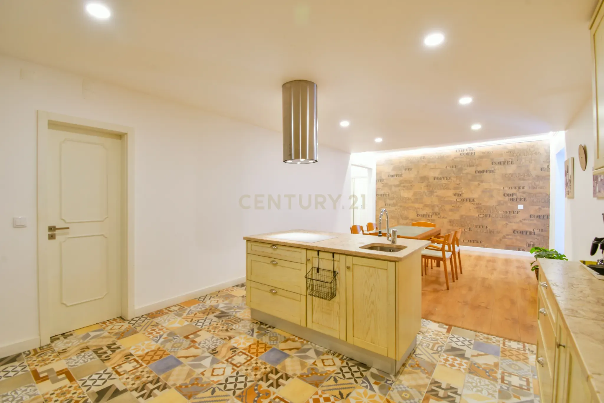 Apartamento T3+1 duplex com terraço no coração de Cascais - Image 13