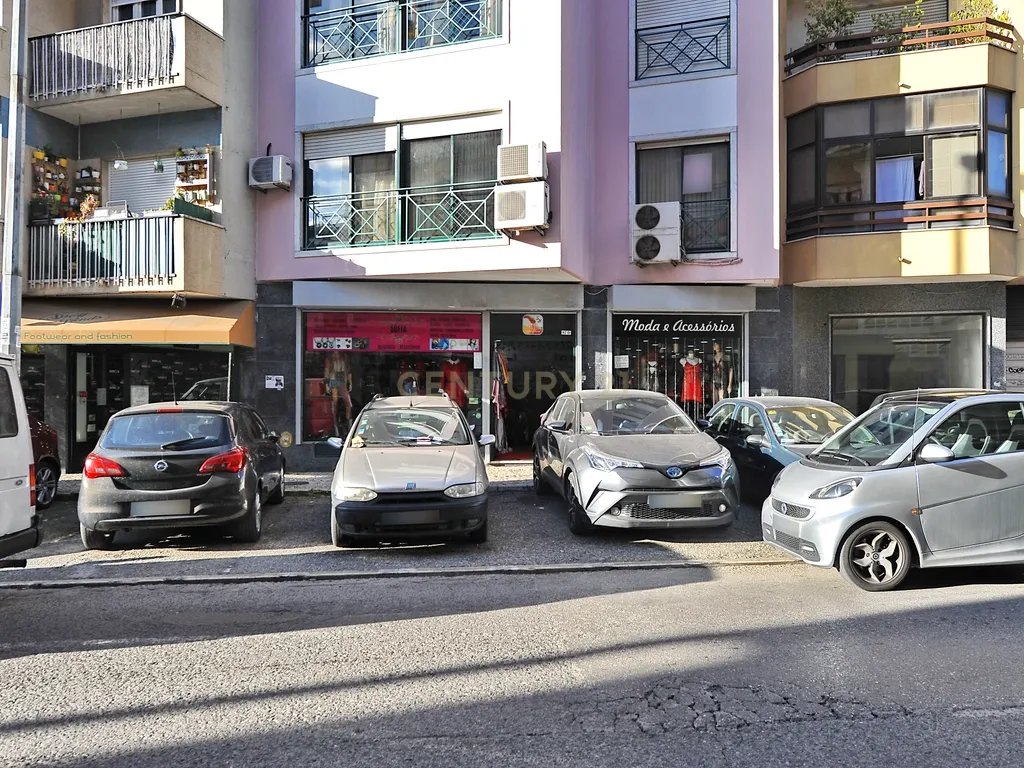 Venda de Loja bem conservada com 194m2 muito bem localizada em Queluz na Av. José Elias Garcia - Image 1
