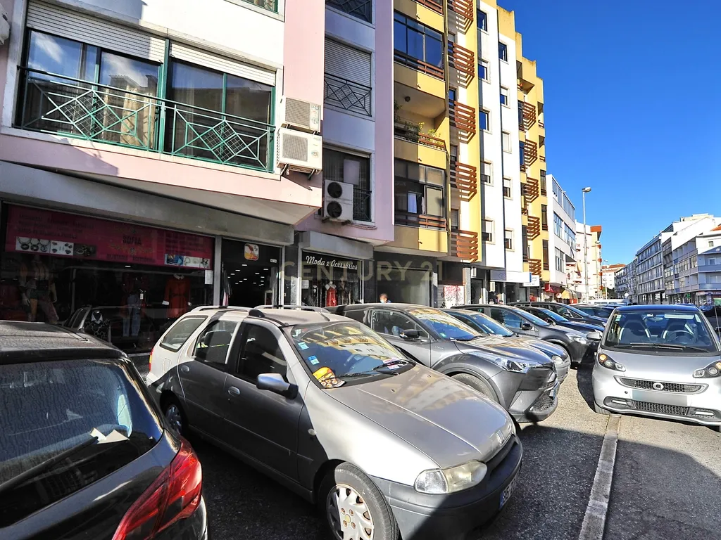 Venda de Loja bem conservada com 194m2 muito bem localizada em Queluz na Av. José Elias Garcia - Image 2