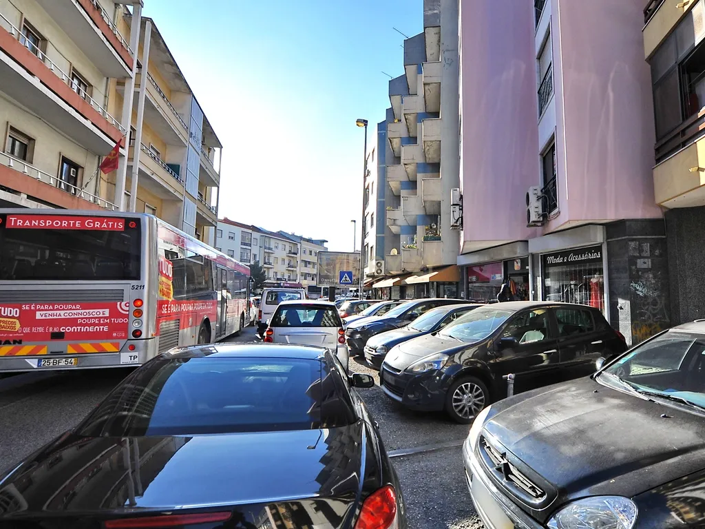 Venda de Loja bem conservada com 194m2 muito bem localizada em Queluz na Av. José Elias Garcia - Image 15