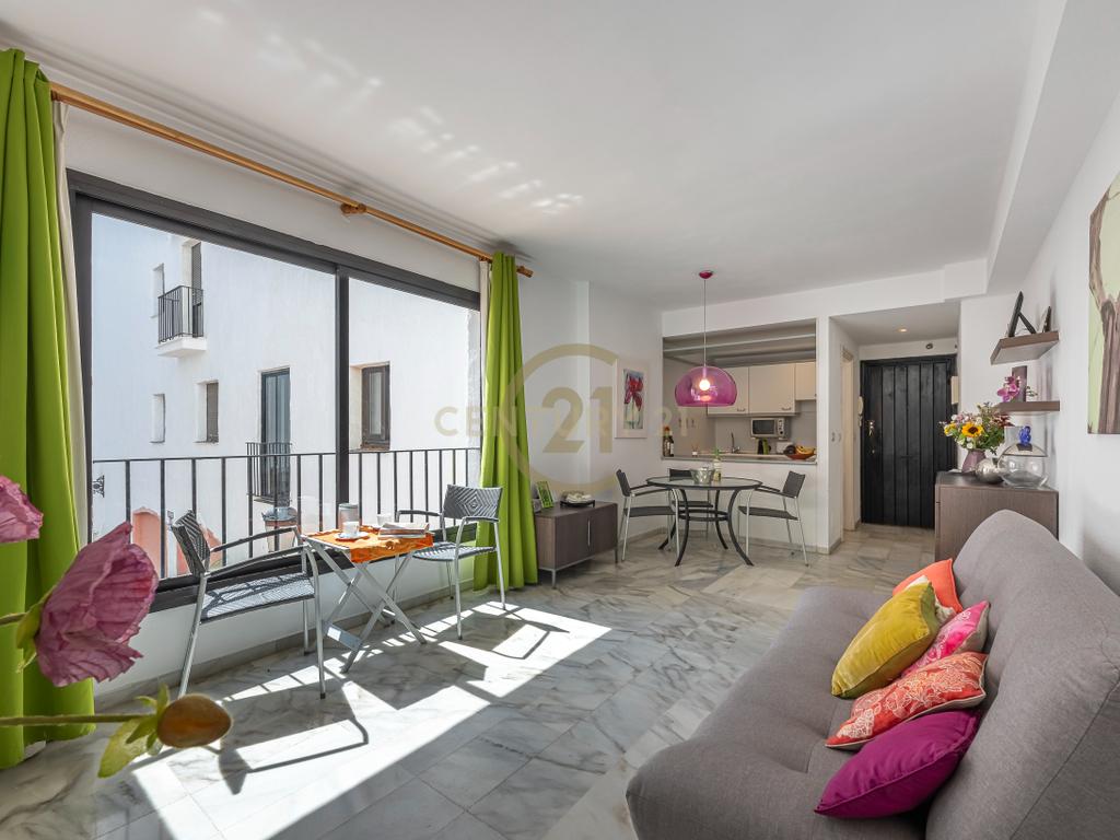 Apartamento Moderno em Málaga com Piscina e Proximidade à Praia - Image 1