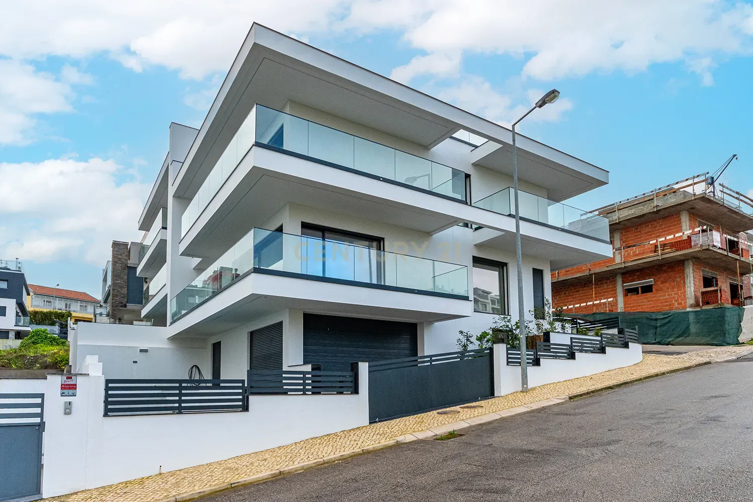 Vende-se Moradia T5 de Arquitetura Contemporânea em Localização Privilegiada – Famões, Odivelas - Image 3