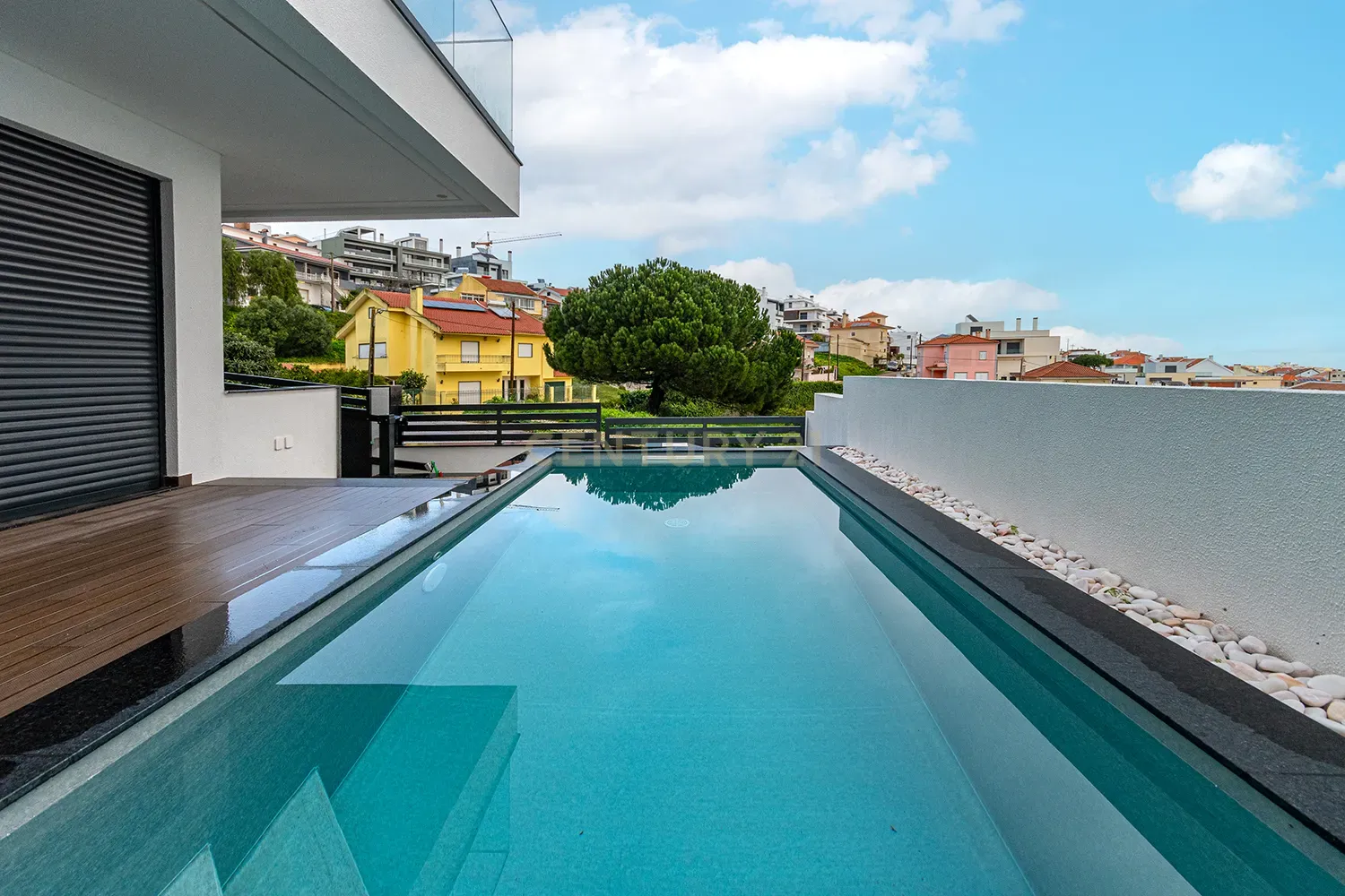 Vende-se Moradia T5 de Arquitetura Contemporânea em Localização Privilegiada – Famões, Odivelas - Image 43