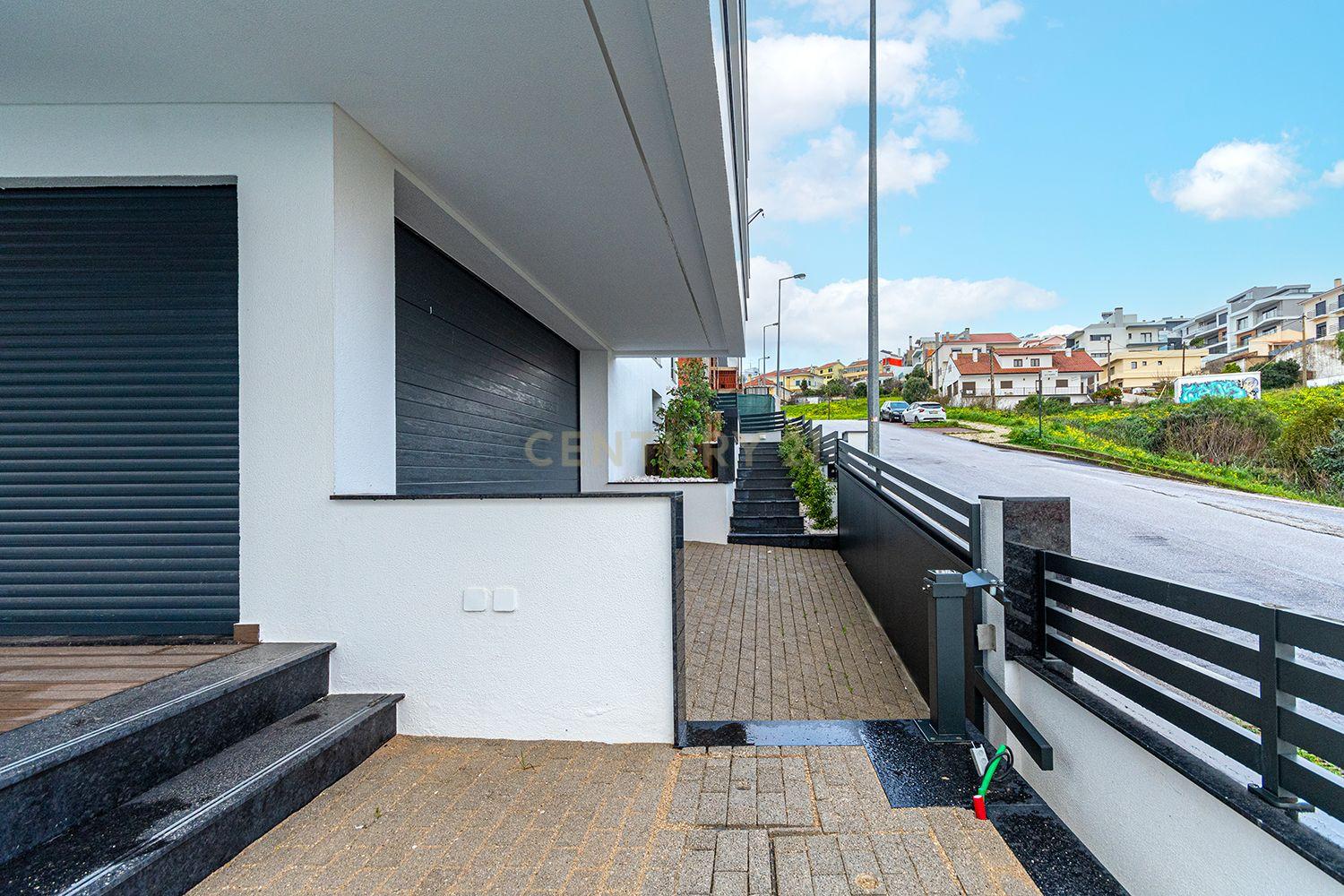 Vende-se Moradia T5 de Arquitetura Contemporânea em Localização Privilegiada – Famões, Odivelas - Image 6