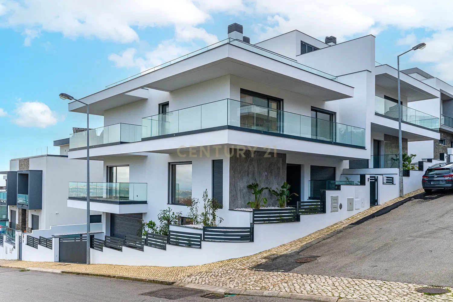Vende-se Moradia T5 de Arquitetura Contemporânea em Localização Privilegiada – Famões, Odivelas - Image 2
