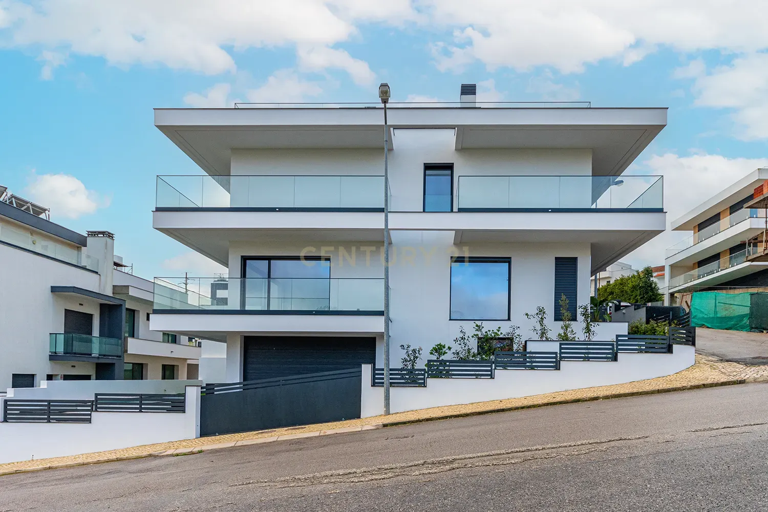 Vende-se Moradia T5 de Arquitetura Contemporânea em Localização Privilegiada – Famões, Odivelas - Image 1