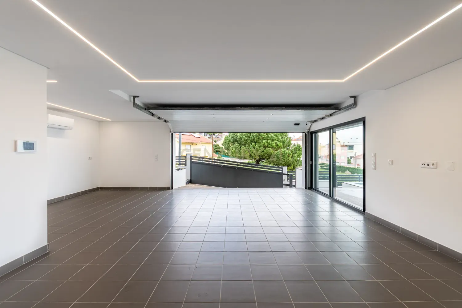 Vende-se Moradia T5 de Arquitetura Contemporânea em Localização Privilegiada – Famões, Odivelas - Image 56