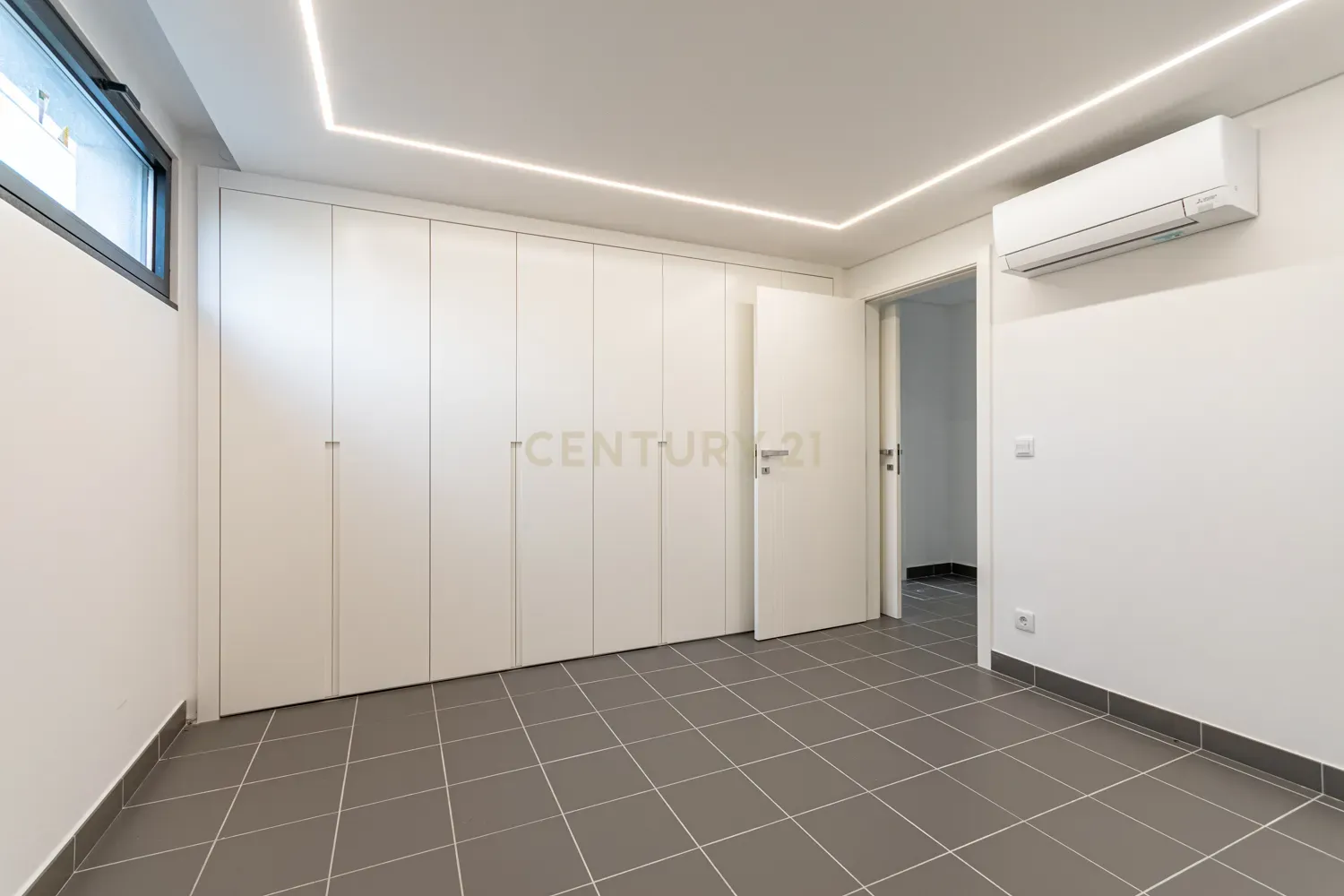 Vende-se Moradia T5 de Arquitetura Contemporânea em Localização Privilegiada – Famões, Odivelas - Image 63