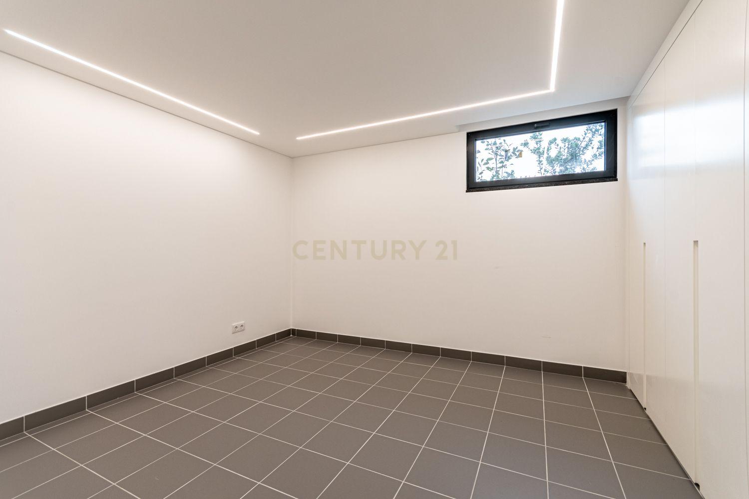 Vende-se Moradia T5 de Arquitetura Contemporânea em Localização Privilegiada – Famões, Odivelas - Image 64