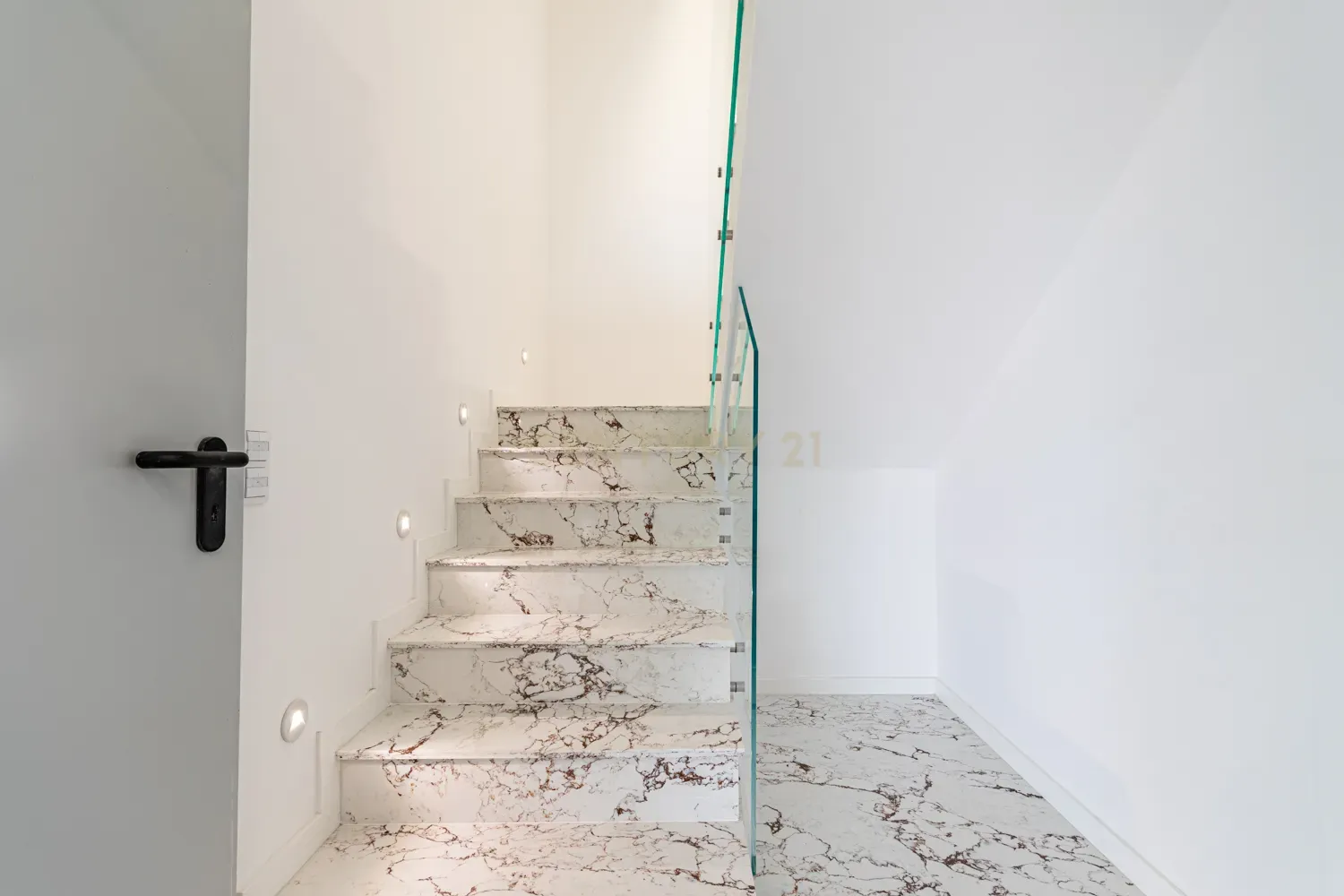 Vende-se Moradia T5 de Arquitetura Contemporânea em Localização Privilegiada – Famões, Odivelas - Image 53