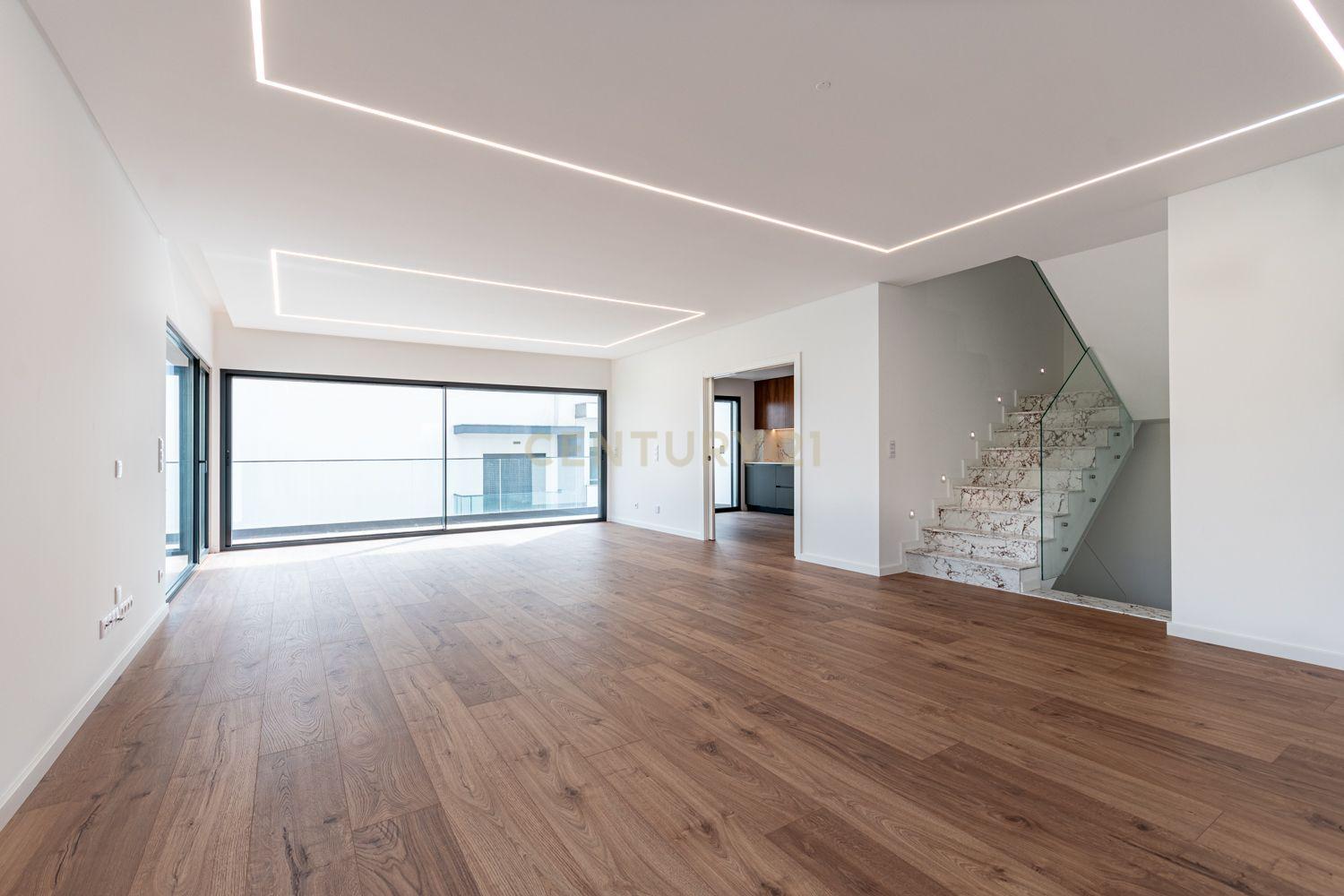 Vende-se Moradia T5 de Arquitetura Contemporânea em Localização Privilegiada – Famões, Odivelas - Image 13