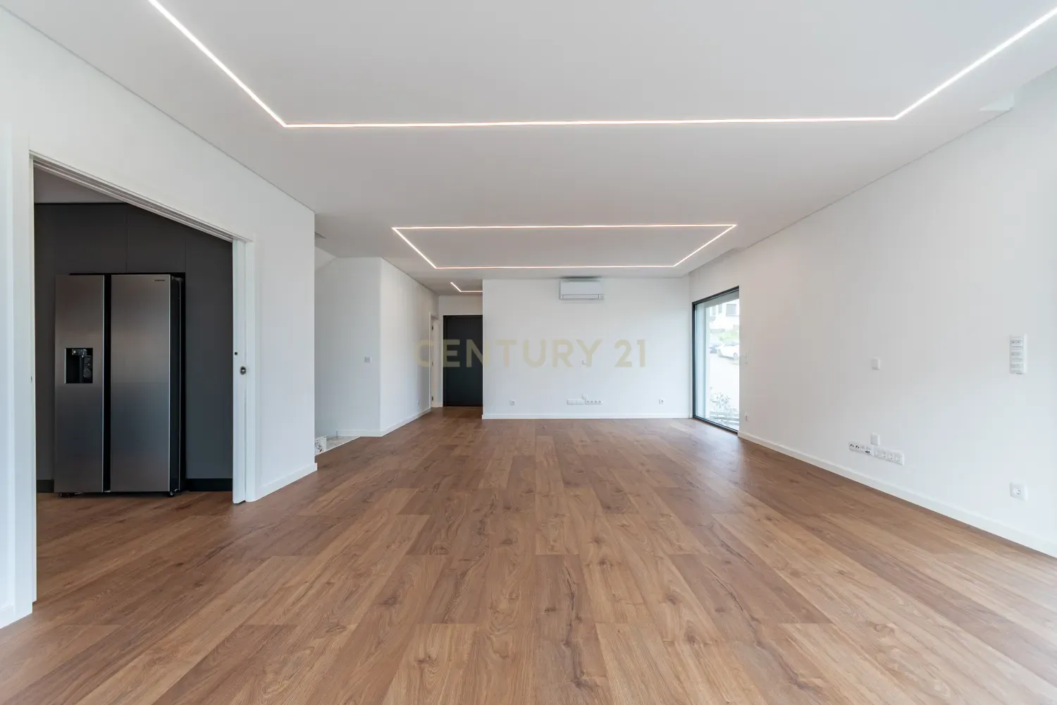Vende-se Moradia T5 de Arquitetura Contemporânea em Localização Privilegiada – Famões, Odivelas - Image 12