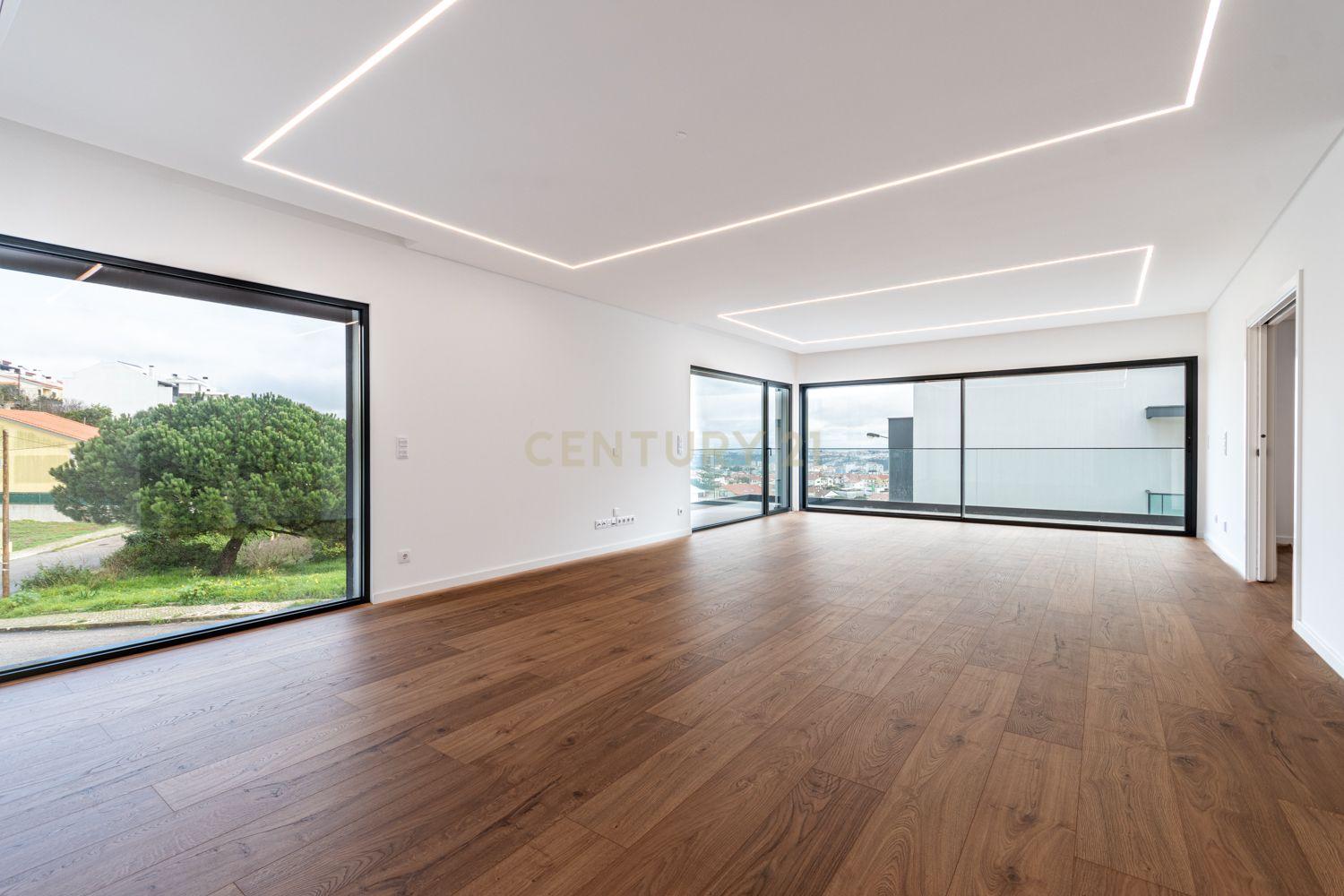 Vende-se Moradia T5 de Arquitetura Contemporânea em Localização Privilegiada – Famões, Odivelas - Image 11