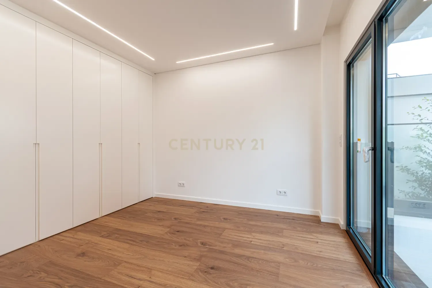 Vende-se Moradia T5 de Arquitetura Contemporânea em Localização Privilegiada – Famões, Odivelas - Image 10