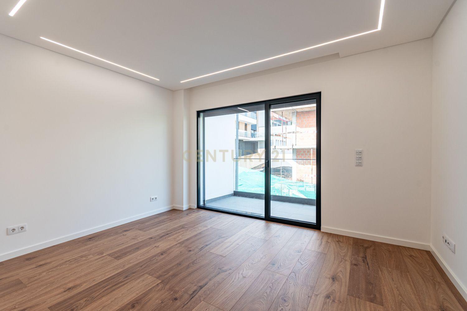 Vende-se Moradia T5 de Arquitetura Contemporânea em Localização Privilegiada – Famões, Odivelas - Image 21