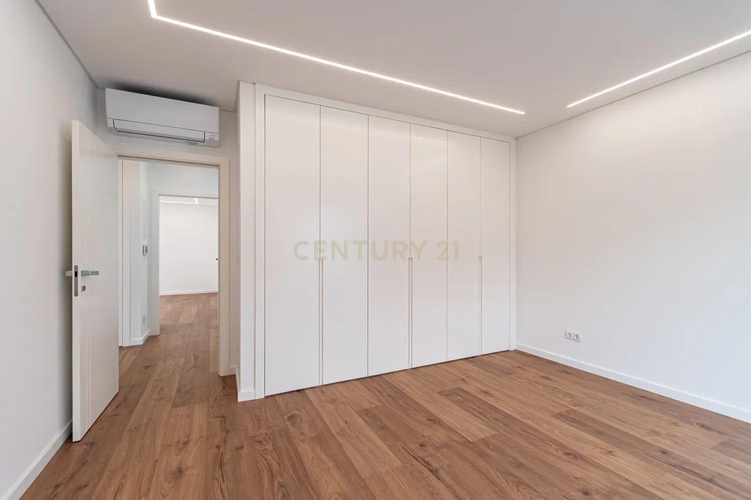 Vende-se Moradia T5 de Arquitetura Contemporânea em Localização Privilegiada – Famões, Odivelas - Image 22