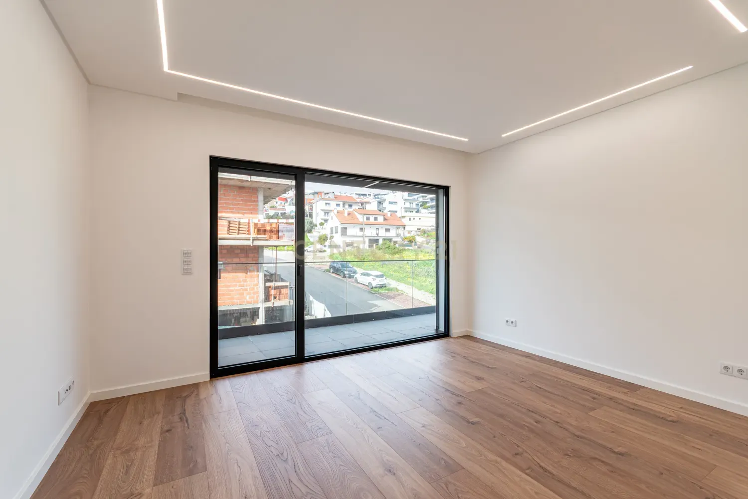 Vende-se Moradia T5 de Arquitetura Contemporânea em Localização Privilegiada – Famões, Odivelas - Image 25