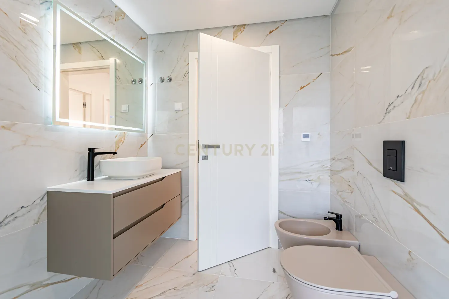 Vende-se Moradia T5 de Arquitetura Contemporânea em Localização Privilegiada – Famões, Odivelas - Image 24