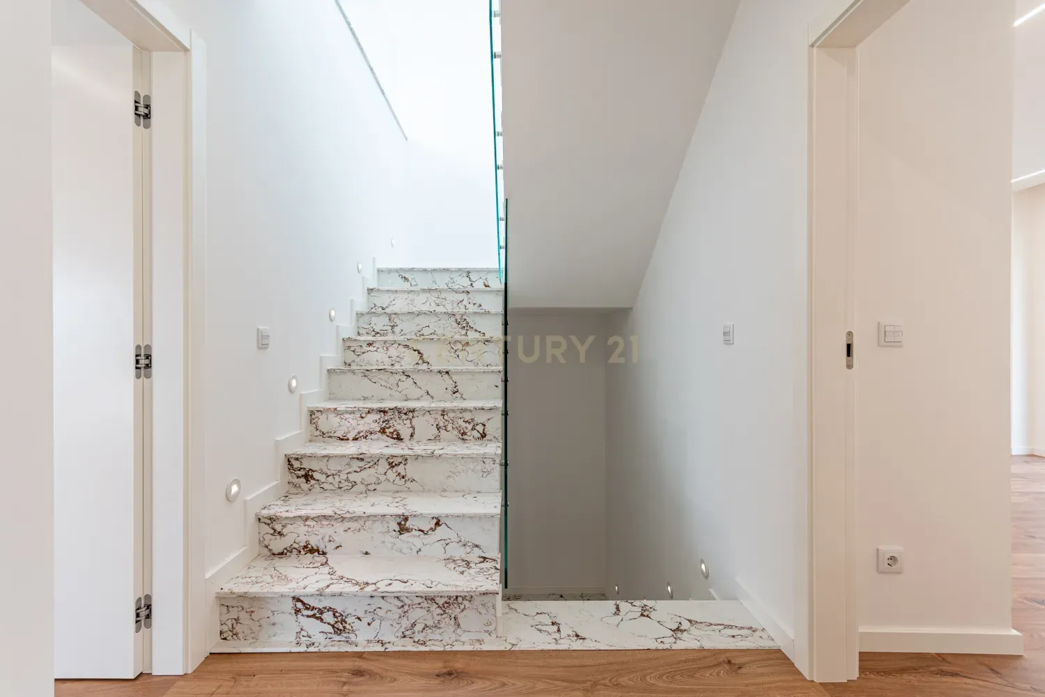 Vende-se Moradia T5 de Arquitetura Contemporânea em Localização Privilegiada – Famões, Odivelas - Image 26