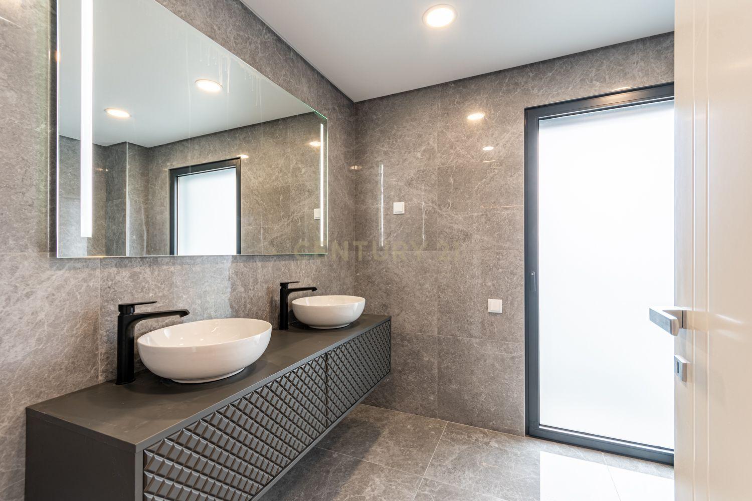 Vende-se Moradia T5 de Arquitetura Contemporânea em Localização Privilegiada – Famões, Odivelas - Image 33